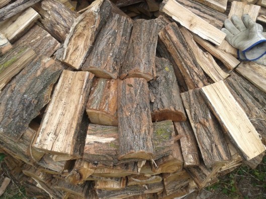 This shows a closeup of how I interlock the wood within the pile. In the foreground is a log turned at a 90 degree angle to the others in the front, and you can see the wood log just to the upper right of this that is then placed across the boundary of the inner and outer circle of logs. These inner logs help lock the inner and outer circle together within the pile.