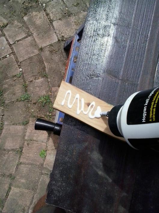 A little scrap 3cm x 5cm wood, glued and screws finished the end piece construction.